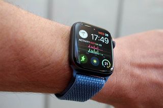 Obrázek recenze Apple Watch Series 4 6