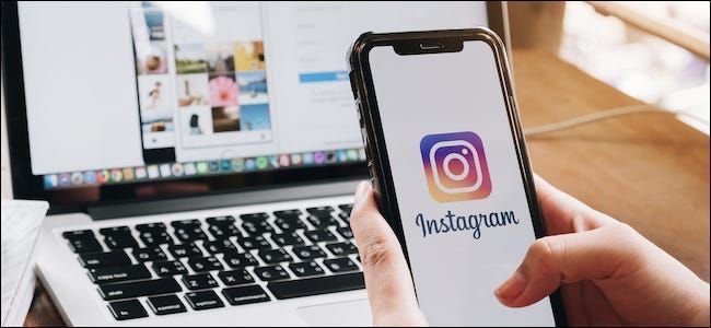 Logo Instagram pada telefon pintar dan komputer riba