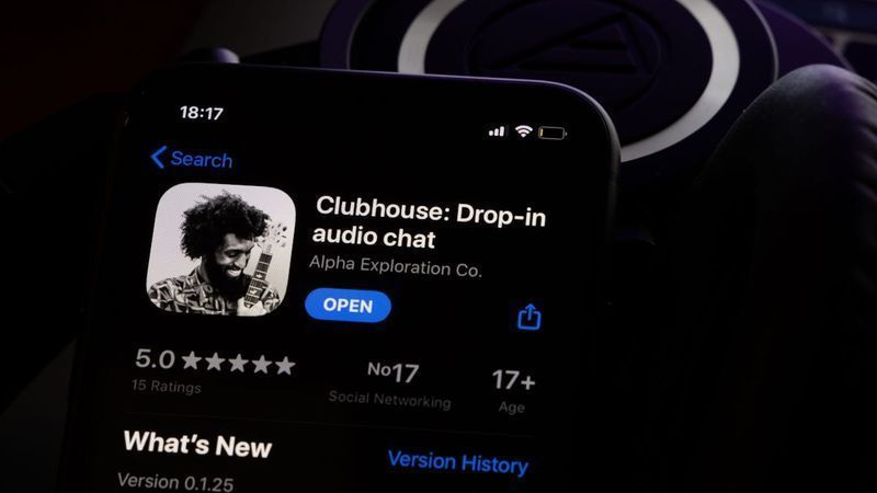 App Clubhouse visualizzata su smartphone in modalità oscura