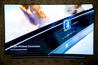 zakřivený soundbar Samsung hw h7500 odpovídá zakřiveným televizorům, ale odpovídá nástěnným ručičkám na obrázku 10
