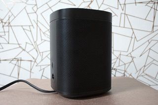 „Sonos One“ apžvalga: puikus garsas su papildoma „Alexa“ ir „Google Assistant“ premija