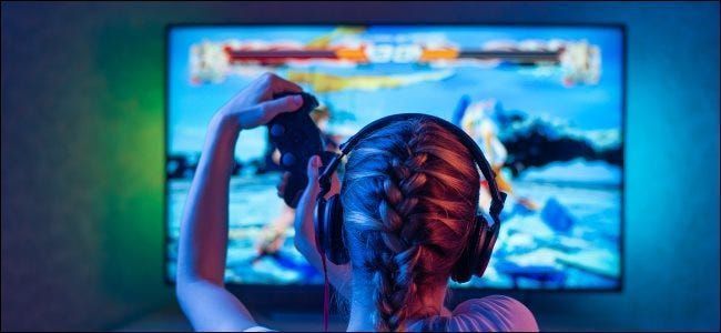 Seorang gadis bermain video game di televisi.