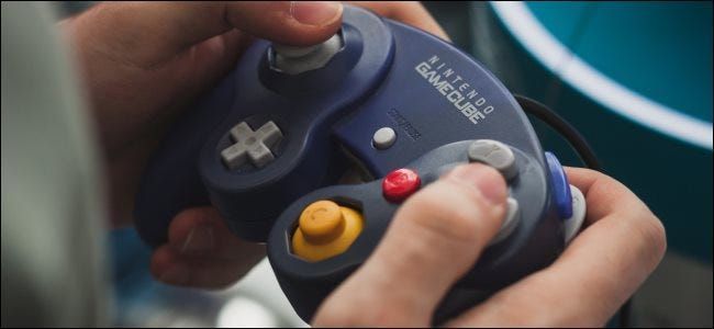 Ръце, държащи контролер Nintendo GameCube.