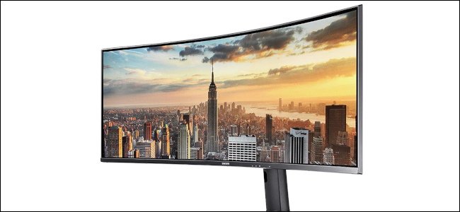 Ein 43-Zoll-Ultrawide-Monitor von Samsung, der eine Skyline-Szene von New York bei Sonnenuntergang zeigt.