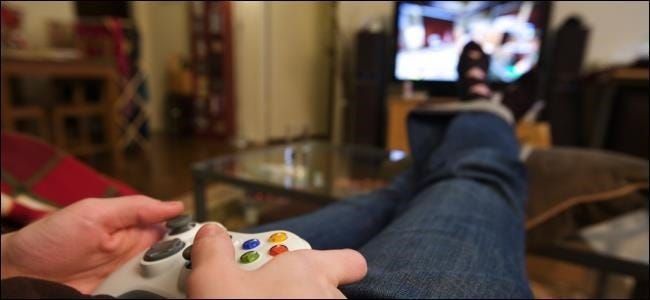 Ein Bild einer Person, die die Füße hochgelegt hat und ein Videospiel spielt.