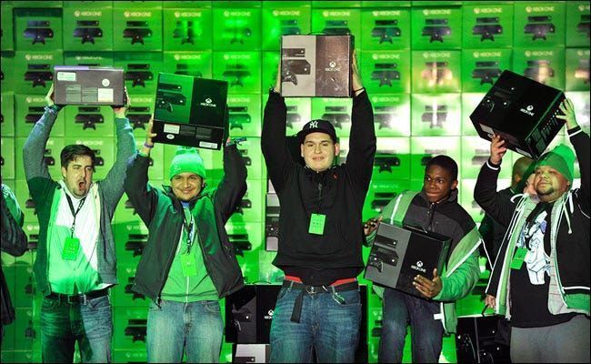 Useat Microsoftin asiakkaat pitävät uusia Xbox One -konsoleita julkaisupäivänä