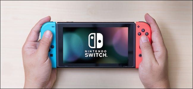 Konsol Nintendo Switch di tangan