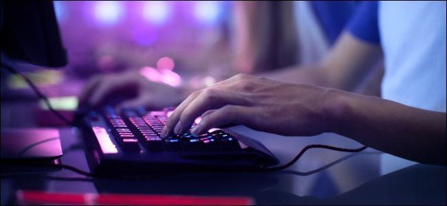 Un giocatore che utilizza la tastiera e il mouse di un PC.