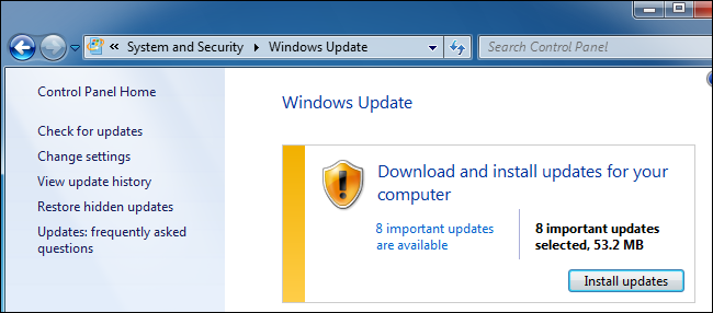 Windows Update lädt Updates für Windows 7 herunter.