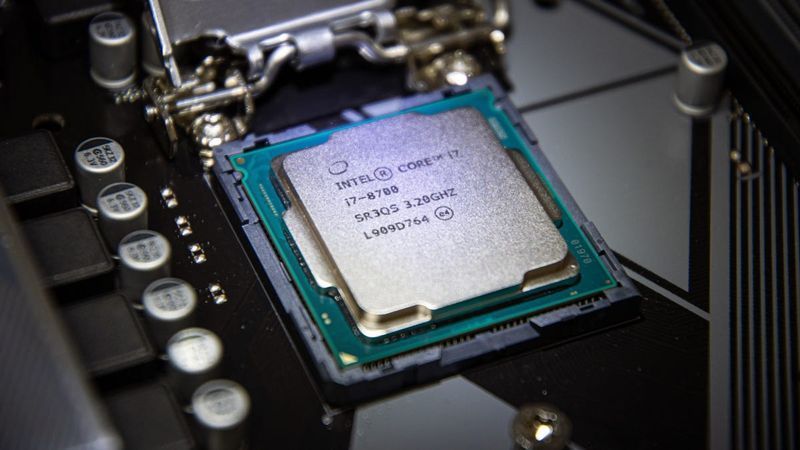 وحدة معالجة مركزية Intel Core i7 من الجيل الثامن مثبتة على اللوحة الأم.