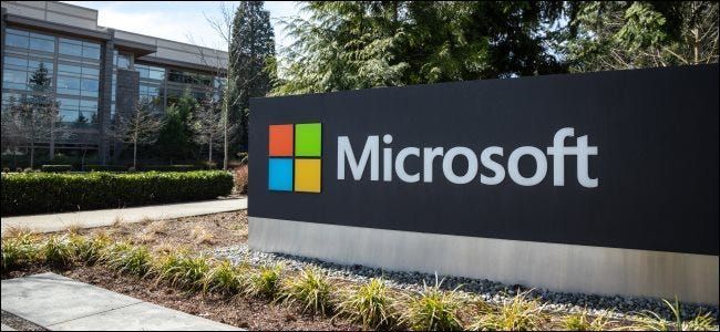 „Microsoft“ ženklas priešais įmonę