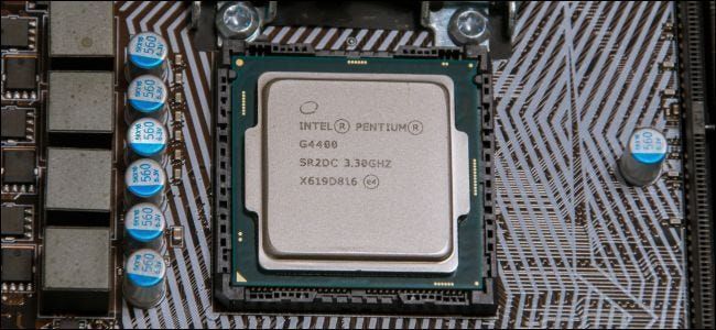 Intel Pentium CPU על לוח האם של המחשב.