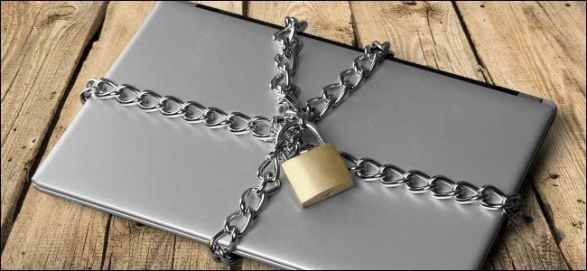 Un laptop fissato con una catena e un lucchetto.
